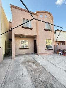 an empty parking lot in front of a building at Casa con Jacuzzi cerca de Distrito 1 in Chihuahua