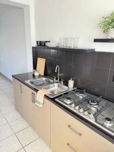 a kitchen with a stove and a sink at Casa con Jacuzzi cerca de Distrito 1 in Chihuahua +54 photos