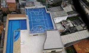 vista sul tetto di un edificio con piscina blu di Apartamento 2 quartos COP 30 a Belém Altre 4 foto