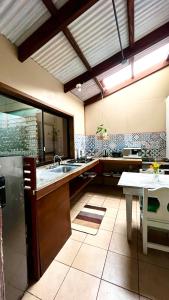 モンテベルデ・コスタリカにあるChillout Houseの大きなキッチン(シンク、テーブル付) +15枚の写真