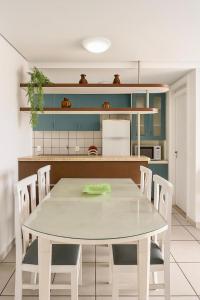 a white table and chairs in a kitchen at Alta Vista Apartamento - 1min da Praia de Iracema in Fortaleza