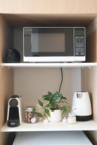 een magnetron bovenop een plank bij The Urban Nest in Wellington