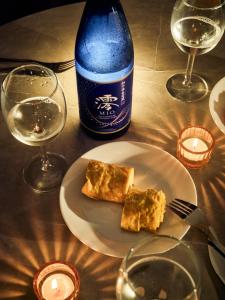 東京にあるとまりーとStay 西五反田のテーブル(一皿の料理とワイン1本付)