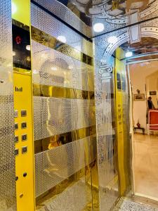 een lift in een gebouw met een glazen wand bij LA Hotel Luxor in Luxor