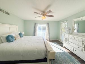 Ένα ή περισσότερα κρεβάτια σε δωμάτιο στο Lakefront Home-3bd25badockgrillfirepitkayaks