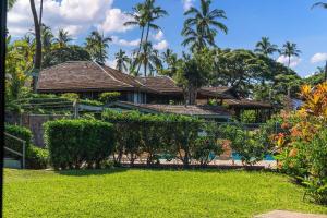 カアナパリにあるInternational Colony Club 37 · ICC 37 Remodeled Hawaiian Cottageの庭とプール付きの家