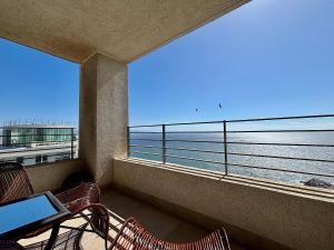 uma varanda com vista para o oceano a partir de um condomínio em Maravilhoso Apartamento à beira-mar em Reñaca em Viña del Mar