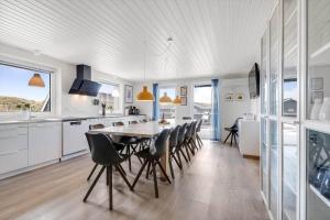 Una cocina y un comedor con mesa y sillas. en 328-Harboore-Lille-flyvholmvej-14, en Harboør