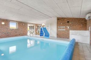 Una gran piscina con tobogán en un edificio. en 328-Harboore-Lille-flyvholmvej-14, en Harboør