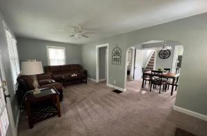 Istumisnurk majutusasutuses NEW Spacious Louisville Home with Backyard Oasis