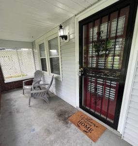 Foto sihtkohas Louisville asuva majutusasutuse NEW Spacious Louisville Home with Backyard Oasis galeriist