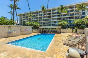 ein Schwimmbad vor einem Hotel in der Unterkunft Kihei Akahi Resort - Unit C618 in Wailea
