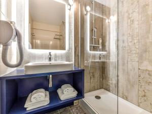 a bathroom with a sink and a shower at ibis styles La Rochelle Thalasso Chatelaillon in Châtelaillon-Plage