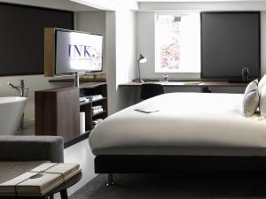 Ένα ή περισσότερα κρεβάτια σε δωμάτιο στο INK Hotel Amsterdam - MGallery Collection +86 φωτογραφίες