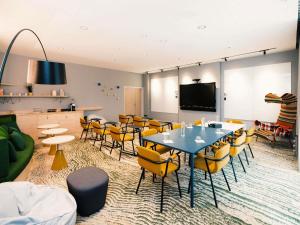 TV a/nebo společenská místnost v ubytování Novotel Clermont-Ferrand