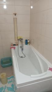 a white bath tub in a bathroom with at Apartament Alexandru, B-dul Oituz, bloc 4, apartament 26, județ Bacău in Onești +29 photos