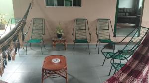 戈亚斯州上帕莱索Recanto da Chapada的阳台上的一组椅子和一张桌子