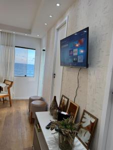 TV a/nebo společenská místnost v ubytování Maravilhoso Apartamento Luxo 2 Quartos Ondina