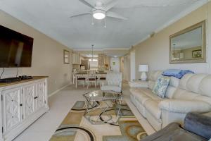 een woonkamer met een witte bank en een tv bij Endless Blue Skies - 2 Bed 2 Bath in Cocoa Beach