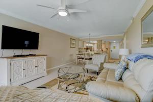 een woonkamer met een bank en een flatscreen-tv bij Endless Blue Skies - 2 Bed 2 Bath in Cocoa Beach