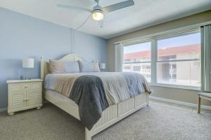 een slaapkamer met een bed en een raam bij Endless Blue Skies - 2 Bed 2 Bath in Cocoa Beach