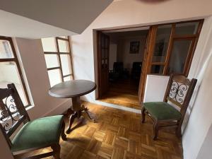 Una habitación con una mesa y dos sillas y una puerta. en Casa independiente con 4 dormitorios, en Potosí