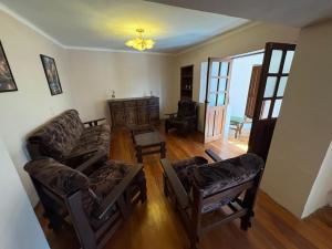 una sala de estar con un sofá y dos sillas en Casa independiente con 4 dormitorios, en Potosí