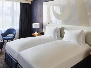 Postel nebo postele na pokoji v ubytování Sofitel Luxembourg Europe + 99 fotografií