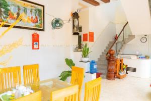 a dining room with a table and chairs at Lộc An Lý Sơn Motel in Ly Son