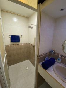 un baño con ducha y lavabo en Home Rent Minatitlán, en Minatitlán