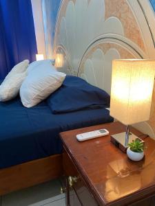 1 dormitorio con 1 cama con mesa y lámpara en Home Rent Minatitlán, en Minatitlán 17 fotos más