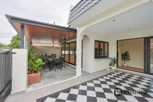 Balkón nebo terasa v ubytování Jonker Street Swimming Pool with Karaoke Villa - Not Only Stay