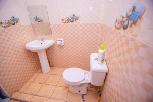 蒙巴萨Corded bamburi lakeview phase 4的带马桶和水槽的小浴室