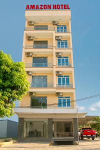un grand bâtiment avec un panneau d'hôtel Amazon dessus dans l'établissement Amazon Hotel, à Vinh