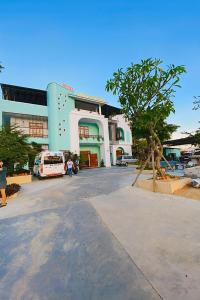 un parking en face d'un grand bâtiment dans l'établissement Thành Nghiêm Hotel Ninh Hòa, à Ninh Hòa