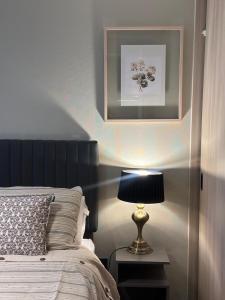 Un dormitorio con una cama y una mesa con una lámpara. en Estilo mariposa Central en distrito Icono, en Los Ángeles 6 fotos más