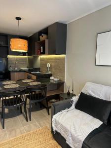 Una sala de estar con un sofá y una mesa con sillas. en Estilo mariposa Central en distrito Icono, en Los Ángeles