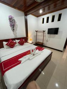 Ένα ή περισσότερα κρεβάτια σε δωμάτιο στο Villa ouis namkhan river +18 φωτογραφίες