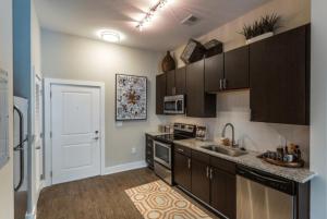 een keuken met een spoelbak en een aanrechtblad bij The Nash Luxe, Pool, Gym, Nightlife! in Nashville