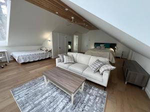 Postel nebo postele na pokoji v ubytování Willows Beach Loft Apartment