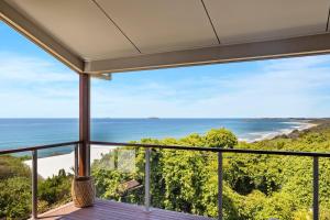 ウールグールガにあるZiggy's Beach House - Ocean views, Jacuzzi, Sauna!の家のバルコニーから見える海の景色