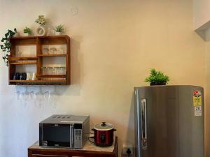 Η κουζίνα ή μικρή κουζίνα στο Serenity & Oceans New 1BHK Luxury Large Apt, Pool, Kitchen, 2 Balconies