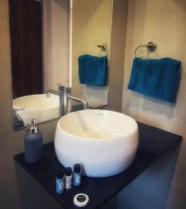 Ένα μπάνιο στο Serenity & Oceans New 1BHK Luxury Large Apt, Pool, Kitchen, 2 Balconies