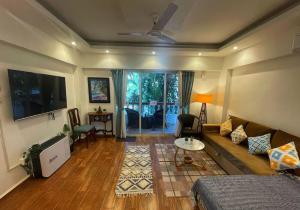 Μια τηλεόραση ή/και κέντρο ψυχαγωγίας στο Serenity & Oceans New 1BHK Luxury Large Apt, Pool, Kitchen, 2 Balconies