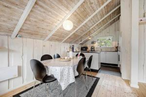 ブラーバンドにあるBV287-Blavand-Soren-Lassens-Vaenge-11のテーブルと椅子のあるキッチンとダイニングルーム