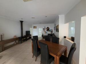 Posezení v ubytování 4 bed House next to Lake Richmond close to beach