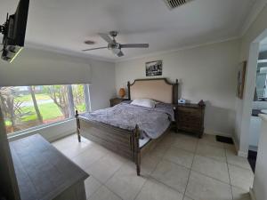 Postel nebo postele na pokoji v ubytování 4 bed House next to Lake Richmond close to beach + 37 fotografií