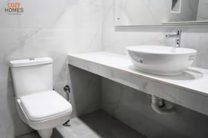 Ένα μπάνιο στο Cozy Homes - Luxury 2 BHK, 3 Queen beds