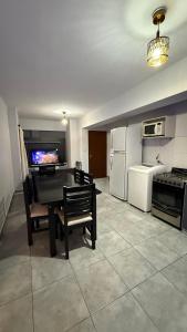 Una sala de estar con una mesa y una cocina. en Departamento Norte 1, en San Salvador de Jujuy