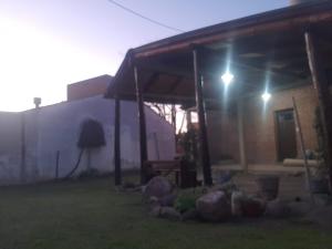 ein Haus mit einer beleuchteten Veranda in der Nacht in der Unterkunft La casa de milac in Mina Clavero